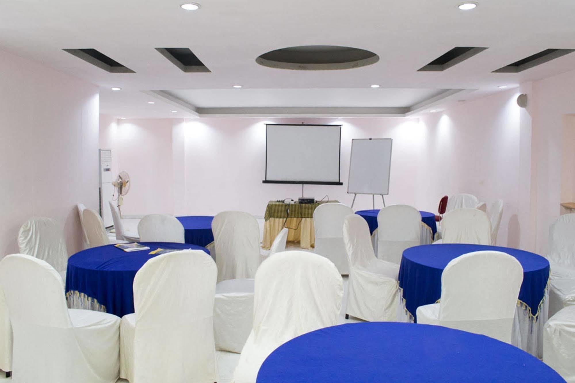 Oyo 1359 Hotel Best Inn Bhubaneswar Esterno foto